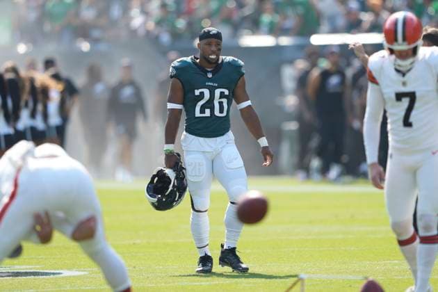 PHILADELPHIA, PA - OCTOBER 13: Philadelphia Eagles running back Saquon Barkley (26) warms up during the game between the Philadelphia Eagles and the Cleveland Browns on October 13, 2024 at Lincoln Financial Field in Philadelphia, PA. (Photo by Andy Lewis Icon Sportswire) NFL, American Football Herren, USA OCT 13 Browns at Eagles EDITORIAL USE ONLY Icon241013084