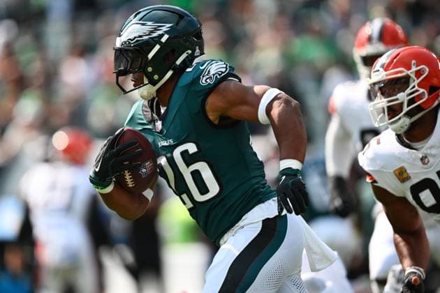 PHILADELPHIA, PA - OCTOBER 13: Philadelphia Eagles running back Saquon Barkley (26) carries the ball in the first quarter during the game between the Cleveland Browns and Philadelphia Eagles on October 13, 2024 at Lincoln Financial Field in Philadelphia, PA. (Photo by Kyle Ross Icon Sportswire) NFL, American Football Herren, USA OCT 13 Browns at Eagles EDITORIAL USE ONLY Icon24101360