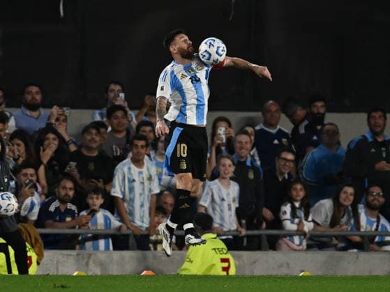 BUENOS AIRES, ARGENTINA - OCTOBER 15:Lionel Messi of Argentina Controls the ball during a match between Argentina Vs Bolivia as part of World Cup 2026 Qualifiers at Estadio Mas Monumental on October 15, 2024 in BuenosAires, Argentina. Buenos Aires Buenos Aires Argentina Copyright: xIMAGOx xPhotoCero5x xLucianoxBisbalxPhotoCero5x