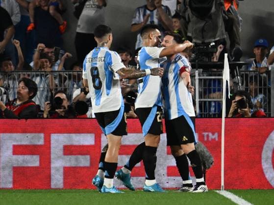 BUENOS AIRES, ARGENTINA - OCTOBER 15: Lionel Messi of Argentina celebrate with their teammates after scoring their team first goal during a match between Argentina Vs Bolivia as part of World Cup 2026 Qualifiers at Estadio Mas Monumental on October 15, 2024 in BuenosAires, Argentina. Buenos Aires Buenos Aires Argentina Copyright: xIMAGOx xPhotoCero5x xLucianoxBisbalxPhotoCero5x