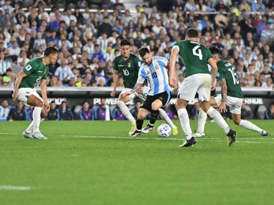 BUENOS AIRES, ARGENTINA - OCTOBER 15:Lionel Messi of Argentina Controls the ball during a match between Argentina Vs Bolivia as part of World Cup 2026 Qualifiers at Estadio Mas Monumental on October 15, 2024 in BuenosAires, Argentina. Buenos Aires Buenos Aires Argentina Copyright: xIMAGOx xPhotoCero5x xLucianoxBisbalxPhotoCero5x