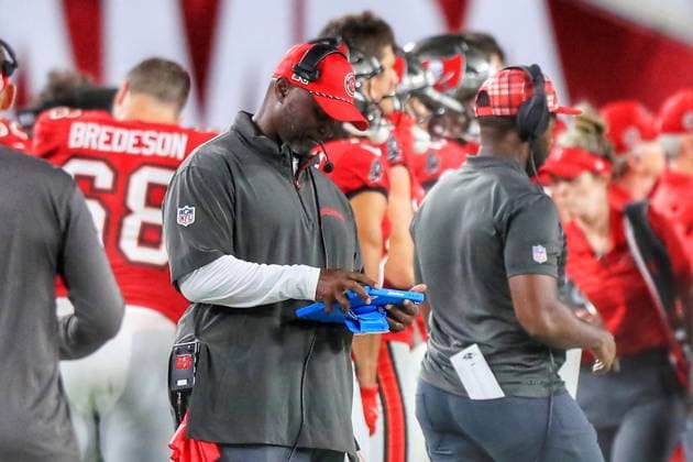 TAMPA, FL - OCTOBER 21: Tampa Bay Buccaneers Head Coach Todd Bowles looks at his tablet during the game between the Baltimore Ravens and the Tampa Bay Buccaneers on October 21, 2024 at Raymond James Stadium in Tampa, Florida. (Photo by Cliff Welch Icon Sportswire) NFL, American Football Herren, USA OCT 21 Ravens at Buccaneers EDITORIAL USE ONLY Icon357241021002