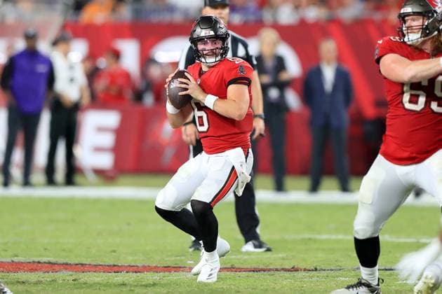 TAMPA, FL - OCTOBER 21: Tampa Bay Buccaneers Quarterback Baker Mayfield (6) searches for an open receiver during the game between the Baltimore Ravens and the Tampa Bay Buccaneers on October 21, 2024 at Raymond James Stadium in Tampa, Florida. (Photo by Cliff Welch Icon Sportswire) NFL, American Football Herren, USA OCT 21 Ravens at Buccaneers EDITORIAL USE ONLY Icon357241021055