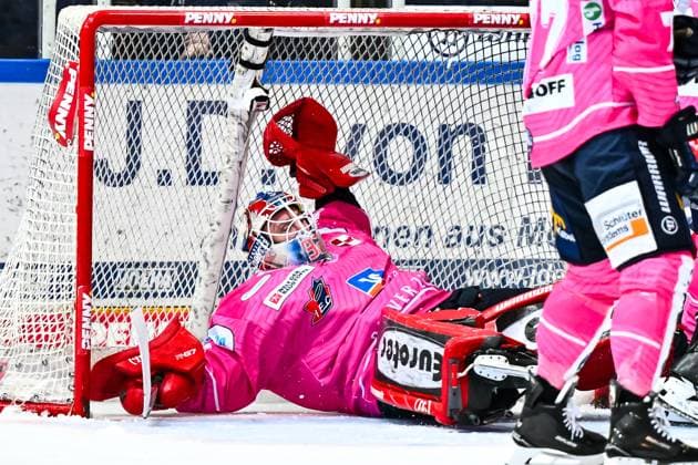 Andreas Andy Jenike Iserlohn Roosters, 92 holds the puck, GER, Iserlohn Roosters vs Adler Mannheim, Ice Hockey, Penny DEL, Matchday 12, Season 2024 2025, 25 10 2024, GER, Iserlohn Roosters vs Adler Mannheim, Ice Hockey, Penny DEL, Matchday 12, Season 2024 2025, 25 10 2024 Iserlohn Copyright: xJonasxBrockmann Eibner-Pressefotx EP_JBN