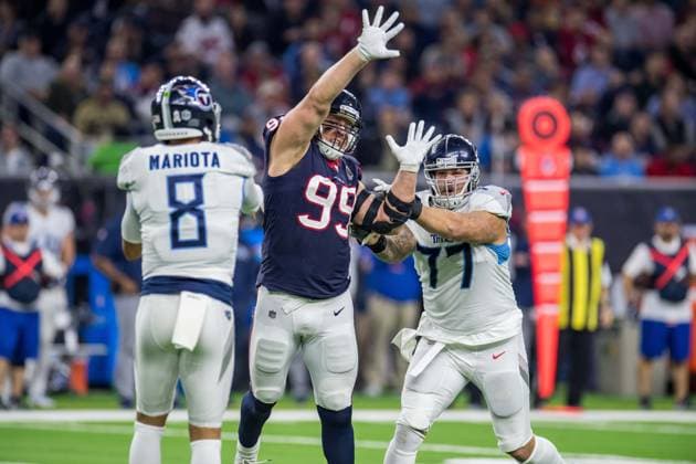 NFL, American Football Herren, USA 2018: Titans vs Texans NOV 26 November 26, 2018: Houston Texans defensive end J.J. Watt (99) attempts to block a pass by Tennessee Titans quarterback Marcus Mariota (8) as Titans offensive tackle Taylor Lewan (77) looks on during the 3rd quarter of an NFL football game between the Tennessee Titans and the Houston Texans at NRG Stadium in Houston, TX. The Texans won the game 34 to 17...Trask Smith CSM Houston TX U.S. EDITORIAL USE ONLY Copyright: xx ZUMA-20181126_zaf_c04_298.jpg TraskxSmithx csmphototwo467648