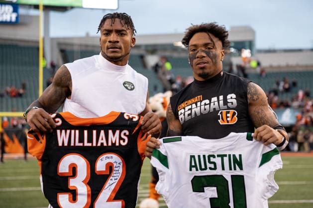 NFL, American Football Herren, USA 2019: Jets vs Bengals DEC 01 December 01, 2019: Blessuan Austin (31) of the New York Jets and Trayveon Williams (32) of the Cincinnati Bengals pose for a photo after an NFL football game between the New York Jets and the Cincinnati Bengals at Paul Brown Stadium on December 01, 2019 in Cincinnati, OH. Adam Lacy CSM Cincinnati Ohio USA EDITORIAL USE ONLY Copyright: xx ZUMA-20191201_zaf_c04_171.jpg AdamxLacyx csmphototwo619641