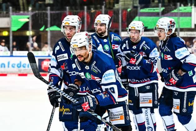 Goal celebration, jubilation, joy for goal scorer Colin Ugbekile Iserlohn Roosters, 79 Brandon Gormley Iserlohn Roosters, 36 Jake Virtanen Iserlohn Roosters, 19 John Broda Iserlohn Roosters, 22 Brenden Troock Iserlohn Roosters, 71 , GER, Iserlohn Roosters vs Schwenninger Wild WIngs, Ice Hockey, Penny DEL, Matchday 27, Season 2024 2025, 18 12 2024, GER, Iserlohn Roosters vs Schwenninger Wild Wings, Ice Hockey, Penny DEL, Matchday 27, Season 2024 2025, 18 12 2024 Iserlohn Copyright: xJonasxBrockmann Eibner-Pressefotx EP_JBN