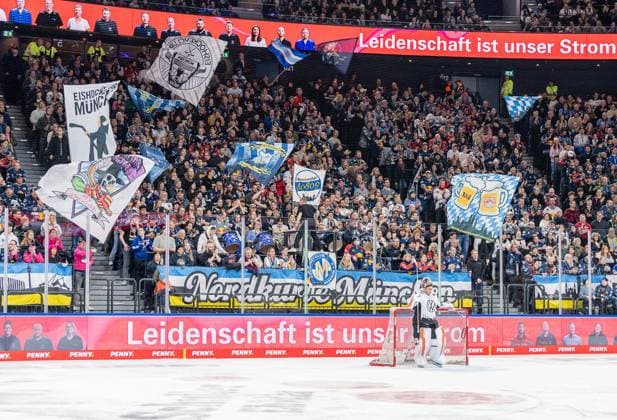The Munich fans in the North Curve behind Hannibal Weitzmann Goalkeeper, Grizzlys Wolfsburg, 67 GER, EHC Red Bull Muenchen vs Grizzlys Wolfsburg, Ice Hockey, DEL, Matchday 32, Season 2024 2025, 30 12 2024 GER, EHC Red Bull Muenchen vs Grizzlys Wolfsburg, Ice Hockey, DEL, Matchday 32, Season 2024 2025, 30 12 2024 Muenchen Copyright: xEibner-Pressefoto FranzxFeinerx EP_HFR