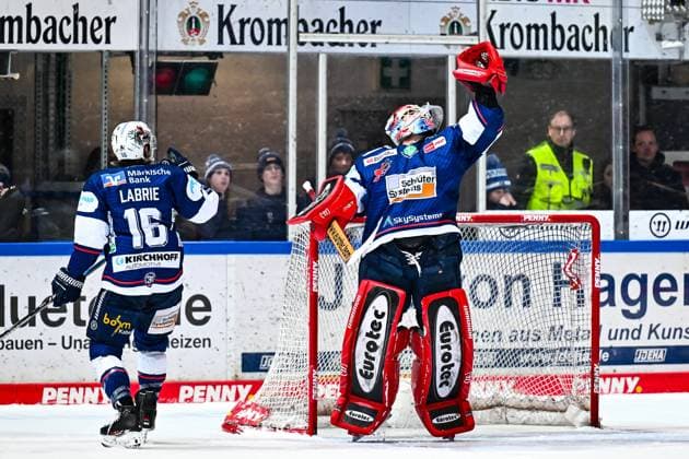 Andreas Andy Jenike Iserlohn Roosters, 92 holds the puck in front of Hubert Labrie Iserlohn Roosters, 16 , GER, Iserlohn Roosters vs Duesseldorfer EG, Ice Hockey, Penny DEL, Matchday 32, Season 2024 2025, 30 12 2024, GER, Iserlohn Roosters vs Duesseldorfer EG, Ice Hockey, Penny DEL, Matchday 32, Season 2024 2025, 30 12 2024 Iserlohn Copyright: xJonasxBrockmann Eibner-Pressefotx EP_JBN