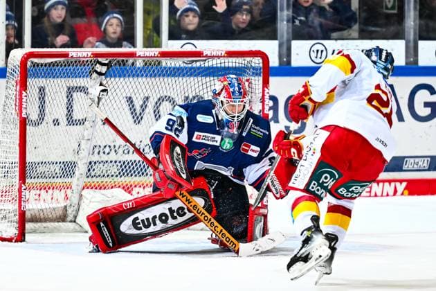 Andreas Andy Jenike Iserlohn Roosters, 92 holds the puck against Alexander Ehl Duesseldorfer EG, 28 , GER, Iserlohn Roosters vs Duesseldorfer EG, Ice Hockey, Penny DEL, Matchday 32, Season 2024 2025, 30 12 2024, GER, Iserlohn Roosters vs Duesseldorfer EG, Ice Hockey, Penny DEL, Matchday 32, Season 2024 2025, 30 12 2024 Iserlohn Copyright: xJonasxBrockmann Eibner-Pressefotx EP_JBN