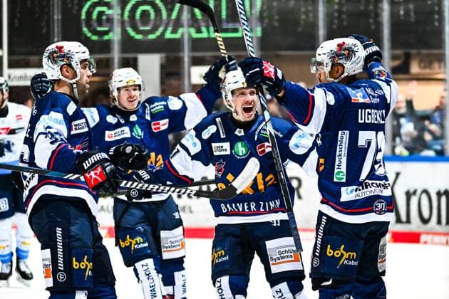 Goal celebration, jubilation, joy for goal scorer Colin Ugbekile Iserlohn Roosters, 79 Brayden Burke Iserlohn Roosters, 41 Tyler Boland Iserlohn Roosters, 10 Brandon Gormley Iserlohn Roosters, 36 , GER, Iserlohn Roosters vs ERC Ingolstadt, Ice Hockey, Penny DEL, Matchday 34, Season 2024 2025, 05 01 2025, GER, Iserlohn Roosters vs ERC Ingolstadt, Ice Hockey, Penny DEL, Matchday 34, Season 2024 2025, 05 01 2025 Iserlohn Copyright: xJonasxBrockmann Eibner-Pressefotx EP_JBN