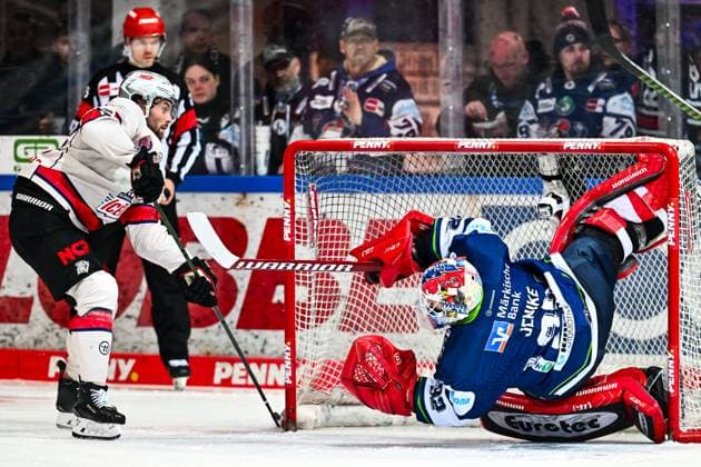 Andreas Andy Jenike (Iserlohn Roosters, 92) hält den Puck vor Evan Barratt (Nuernberg Ice Tigers, 10), GER, Iserlohn Roosters vs. Nuernberg Ice Tigers, Eishockey, Penny-DEL, 35. Spieltag, Spielzeit 2024 2025, 10.01.2025, GER, Iserlohn Roosters vs. Nuernberg Ice Tigers, Eishockey, Penny-DEL, 35. Spieltag, Spielzeit 2024 2025, 10.01.2025 Iserlohn Copyright: xJonasxBrockmann Eibner-Pressefotx EP_JBN