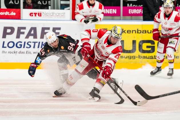 Battle for the puck duel between Patrick Seifert EC Bad Nauheim, 20 and Jan Nijenhuis Towerstars Ravensburg, 94 , GER, Ravensburg Towerstars vs EC Bad Nauheim, Ice field hockey, DEL2, Season 2024 2025, Matchday 37, 17 01 25 GER, Ravensburg Towerstars vs EC Bad Nauheim, Ice field hockey, DEL2, Season 2024 2025, Matchday 37, 17 01 25 Ravenburg Copyright: xEibner-Pressefoto MaximilianxRistx EP_MRT