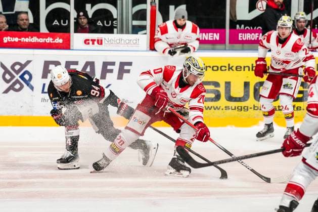 Battle for the puck duel between Patrick Seifert EC Bad Nauheim, 20 and Jan Nijenhuis Towerstars Ravensburg, 94 , GER, Ravensburg Towerstars vs EC Bad Nauheim, Ice field hockey, DEL2, Season 2024 2025, Matchday 37, 17 01 25 GER, Ravensburg Towerstars vs EC Bad Nauheim, Ice field hockey, DEL2, Season 2024 2025, Matchday 37, 17 01 25 Ravenburg Copyright: xEibner-Pressefoto MaximilianxRistx EP_MRT