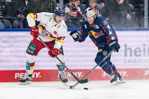 Fight for the puck duel between Alexander Blank Duesseldorfer EG, 24 and Les Lancaster EHC Red Bull Muenchen, 74 GER, EHC Red Bull Muenchen vs Duesseldorfer EG, Ice Hockey, DEL, Matchday 38, Season 2024 2025, 19 01 2025 GER, EHC Red Bull Muenchen vs Duesseldorfer EG, Ice Hockey, DEL, Matchday 38, Season 2024 2025, 19 01 2025 Muenchen Copyright: xEibner-Pressefoto FranzxFeinerx EP_HFR