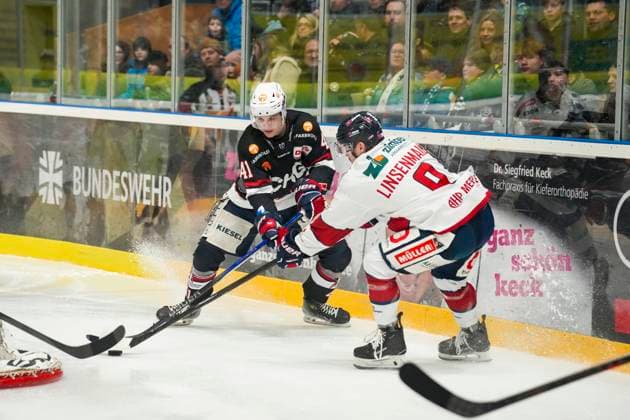 Battle for the puck duel between Lukas Jung Towerstars Ravensburg, 41 and Nikolas Linsenmaier EHC Freiburg, 9 , GER, Ravensburg Towerstars vs EHC Freiburg, Ice field hockey, DEL2, Season 2024 2025, Matchday 41, 26 01 25 GER, Ravensburg Towerstars vs EHC Freiburg, Ice field hockey, DEL2, Season 2024 2025, Matchday 41, 26 01 25 Ravenburg Copyright: xEibner-Pressefoto MaximilianxRistx EP_MRT