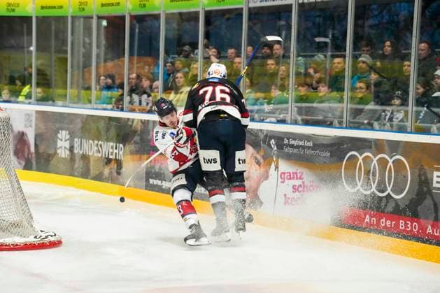 Battle for the puck duel between Lukas Jung Towerstars Ravensburg, 41 and Nikolas Linsenmaier EHC Freiburg, 9 , GER, Ravensburg Towerstars vs EHC Freiburg, Ice field hockey, DEL2, Season 2024 2025, Matchday 41, 26 01 25 GER, Ravensburg Towerstars vs EHC Freiburg, Ice field hockey, DEL2, Season 2024 2025, Matchday 41, 26 01 25 Ravenburg Copyright: xEibner-Pressefoto MaximilianxRistx EP_MRT