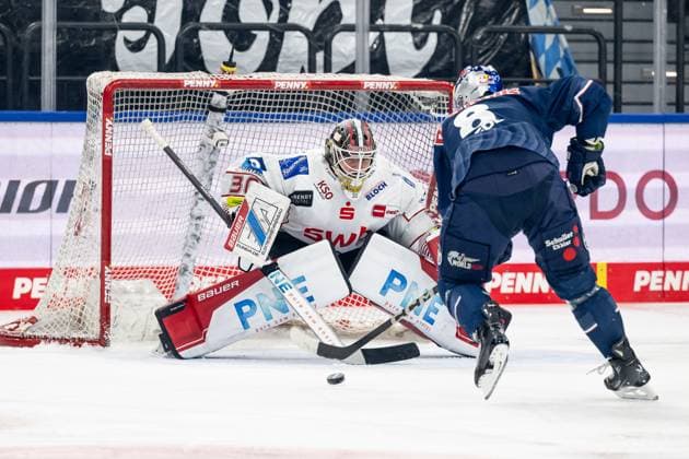 Tobias Rieder EHC Red Bull Muenchen, 8 misses here against Kristers Gudlevskis goalie, Fischtown Pinguins Bremerhaven, 30 GER, EHC Red Bull Muenchen vs Fischtown Pinguins Bremerhaven, Ice Hockey, DEL, 42 Matchday, Season 2024 2025, 31 01 2025 GER, EHC Red Bull Muenchen vs Fischtown Pinguins Bremerhaven, Ice Hockey, DEL, 42 Matchday, Season 2024 2025, 31 01 2025 Muenchen Copyright: xEibner-Pressefoto HeikexFeinerx EP_HFR