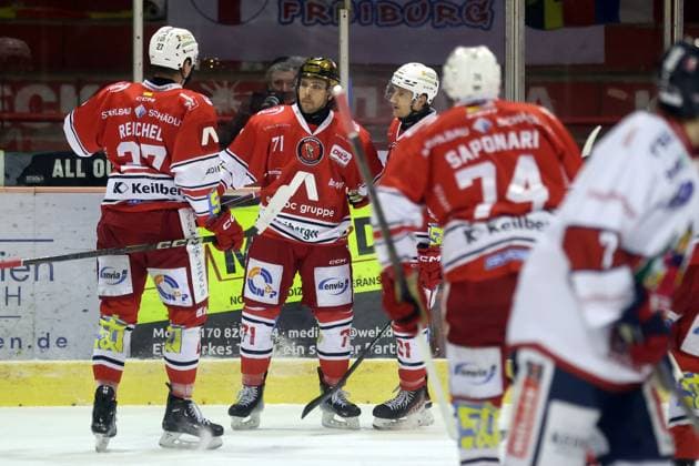 Sahnpark Crimmitschau 07 02 2025 Saison 2024 25 Eishockey 2 Bundesliga Spieltag 44 Eispiraten Eispiraten EHC Freiburg Scott Feser EPC red scores the 1 1 and cheers with Thomas Reichel l and Mirko Sacher 21 r all EPC Crimmitschau Sachsen Germany