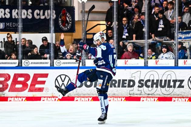 Goalscorer Colin Ugbekile Iserlohn Roosters, 79 , GER, Iserlohn Roosters vs Straubing Tigers, Ice field hockey, Penny DEL, 46 Matchday, Season 2024 2025, 19 02 2025, GER, Iserlohn Roosters vs Straubing Tigers, Ice field hockey, Penny DEL, 46 Matchday, Season 2024 2025, 19 02 2025 Iserlohn Copyright: xJonasxBrockmann Eibner-Pressefotx EP_JBN