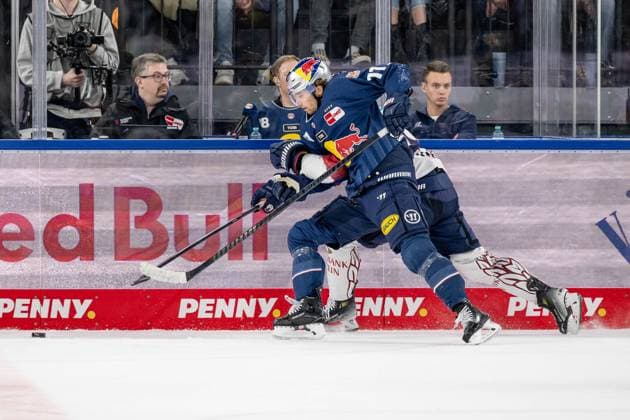 Fight for the puck duel between Markus Eisenschmid EHC Red Bull Muenchen, 11 and Olivier Galipeau Eisbaeren Berlin, 44 GER, EHC Red Bull Muenchen vs Eisbaeren Berlin, Ice Hockey, DEL, 49 Matchday, Season 2024 2025, 28 02 2025 GER, EHC Red Bull Muenchen vs Eisbaeren Berlin, Ice Hockey, DEL, 49 Matchday, Season 2024 2025, 28 02 2025 Muenchen Copyright: xEibner-Pressefoto HeikexFeinerx EP_HFR