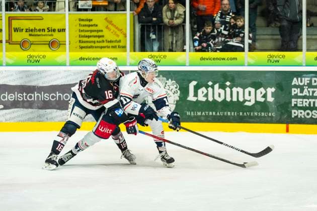 Battle for the puck duel between Elias Pul Blue Devils Weiden, 11 and Florin Ketterer Towerstars Ravensburg, 16 , GER, Ravensburg Towerstars vs Blue Devils Weiden, Ice field hockey, DEL2, Season 2024 2025, Matchday 52, 23 09 25 GER, Ravensburg Towerstars vs Blue Devils Weiden, Ice field hockey, DEL2, Season 2024 2025, Matchday 52, 23 09 25 Ravenburg Copyright: xEibner-Pressefoto MaximilianxRistx EP_MRT