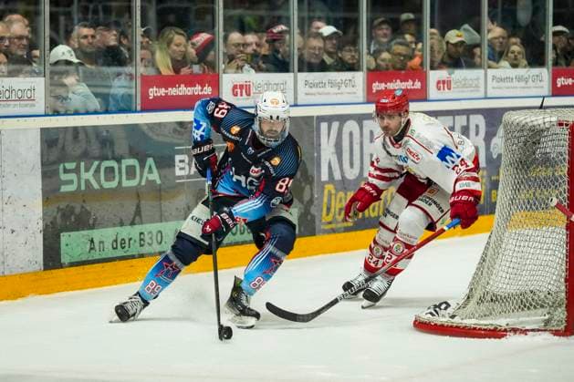 Battle for the puck duel between Lukas Muehlbauer Towerstars Ravensburg, 89 and Nick Pageau EV Landshut, 24 , GER, Ravensburg Towerstars vs EV Landshut, Ice Hockey, DEL2, Season 2024 2025, Playoff Quarterfinals Game 5, 21 03 25 GER, Ravensburg Towerstars vs EV Landshut, Ice Hockey, DEL2, Season 2024 2025, Playoff Quarterfinals Game 5, 21 03 25 Ravenburg Copyright: xEibner-Pressefoto MaximilianxRistx EP_MRT