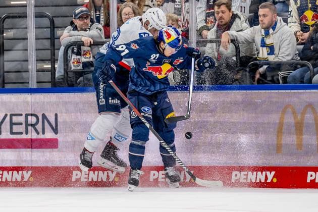 Battle for the puck duel between Markus Haennikaeinen Adler Mannheim, 33 and Filip Varejcka EHC Red Bull Muenchen, 91 GER, EHC Red Bull Muenchen vs Adler Mannheim, ice hockey, DEL, playoffs, quarterfinals game 4, 2024 2025 season, 23 03 2025 GER, EHC Red Bull Muenchen vs Adler Mannheim, ice hockey, DEL, playoffs, quarterfinals game 4, 2024 2025 season, 23 03 2025 Muenchen Copyright: xEibner-Pressefoto HeikexFeinerx EP_HFR
