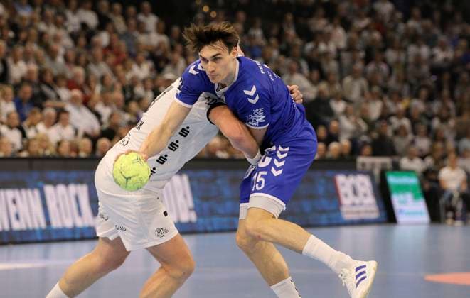 Photo Goal throw from Miro Schluroff Gummersbach against Patrick Wiencek Kiel Handball Herren 1 Bundesliga Pokalspiel am Thu 19 12 2024 THW Kiel VfL Gummersbach DHB Pokal , Viertelfinale