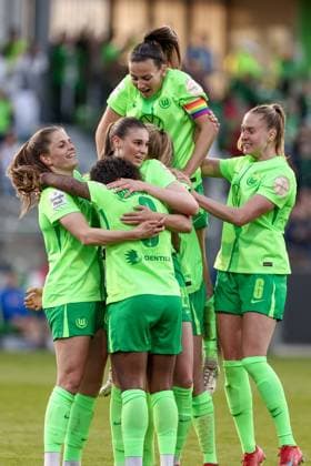 VfL Wolfsburg players with goal celebration, cheering, jubilant, optimistic, game scene, highlight, joy about the goal to 2 1, THE DFB REGULATIONS PROHIBIT ANY USE OF PHOTOGRAPHS AS IMAGE SEQUENCES AND OR QUASI VIDEO , 28 04 2025, Wolfsburg Germany , Football, Google Pixel Womens Bundesliga, VfL Wolfsburg TSG 1899 Hoffenheim xobx