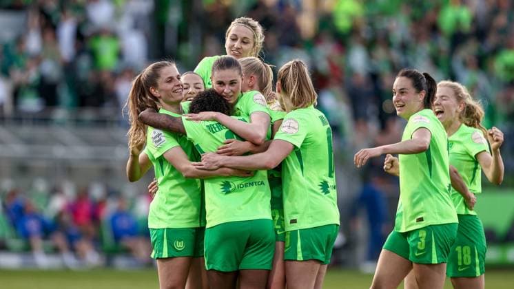 VfL Wolfsburg players with goal celebration, cheering, jubilant, optimistic, game scene, highlight, joy about the goal to 2 1, THE DFB REGULATIONS PROHIBIT ANY USE OF PHOTOGRAPHS AS IMAGE SEQUENCES AND OR QUASI VIDEO , 28 04 2025, Wolfsburg Germany , Football, Google Pixel Womens Bundesliga, VfL Wolfsburg TSG 1899 Hoffenheim xobx