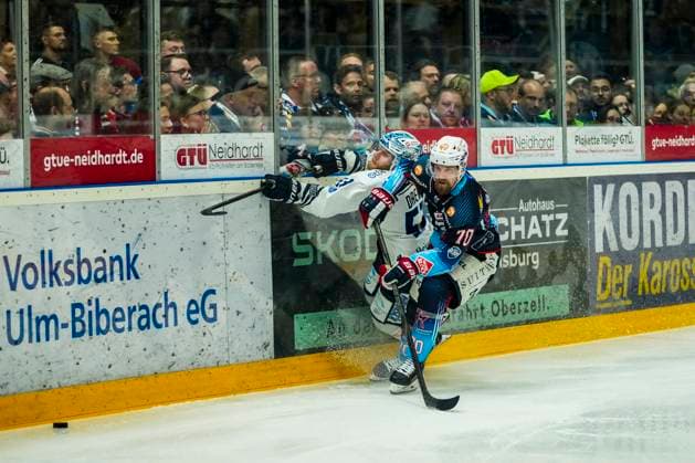 Battle for the puck duel between Maximilian Hadraschek Towerstars Ravensburg, 70 and Yannick Drews Dresdner Eisloewen, 53 , GER, Ravensburg Towerstars vs Dresdner Eisloewen, Ice Hockey, DEL2, Season 2024 2025, Playoff Final Game 7, 29 04 25 GER, Ravensburg Towerstars vs Dresdner Eisloewen, Ice Hockey, DEL2, Season 2024 2025, Playoff Final Game 7, 29 04 25 Ravenburg Copyright: xEibner-Pressefoto MaximilianxRistx EP_MRT