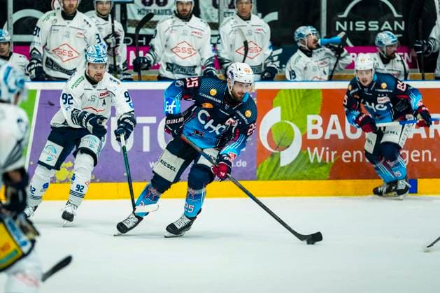 Battle for the puck duel between Philipp Mass Towerstars Ravensburg, 25 and Tomas Andres Dresdner Eisloewen, 92 , GER, Ravensburg Towerstars vs Dresdner Eisloewen, Ice Hockey, DEL2, Season 2024 2025, Playoff Final Game 7, 29 04 25 GER, Ravensburg Towerstars vs Dresdner Eisloewen, Ice Hockey, DEL2, Season 2024 2025, Playoff Final Game 7, 29 04 25 Ravenburg Copyright: xEibner-Pressefoto MaximilianxRistx EP_MRT