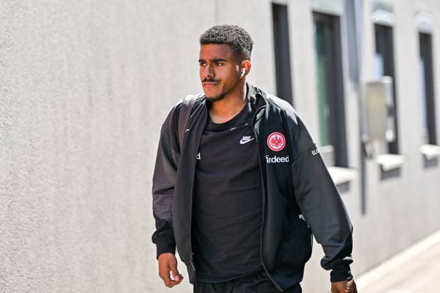 Ansgar Knauff Eintracht Frankfurt, 36 on arrival in Freiburg GER, SC Freiburg Eintracht Frankfurt, Football, Bundesliga, Matchday 34, Season 2024 2025, 17 05 2025 DFL DFB REGULATIONS PROHIBIT ANY USE OF PHOTOGRAPHS AS IMAGE SEQUENCES AND OR QUASI VIDEO GER, SC Freiburg Eintracht Frankfurt, Football, Bundesliga, Matchday 34, Season 2024 2025, 17 05 2025 Freiburg Copyright: xEibner-Pressefoto ThomasxHessx EP_THS