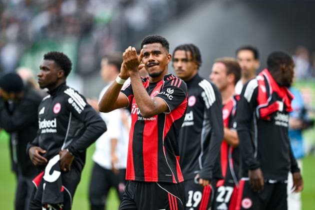 Ansgar Knauff Eintracht Frankfurt, 07 thanks the fans after the win, GER, Eintracht Frankfurt vs SV Werder Bremen, Fussball Bundesliga, 1 Spieltag, Saison 2025 2026, 23 08 2025 DFL regulations prohibit any use of photographs as image sequences and or quasi video GER, Eintracht Frankfurt vs SV Werder Bremen, Fussball Bundesliga, 1 Spieltag, Saison 2025 2026, 23 08 2025 Frankfurt am Main Copyright: xEibner-Pressefoto FlorianxWiegandx EP_FWD
