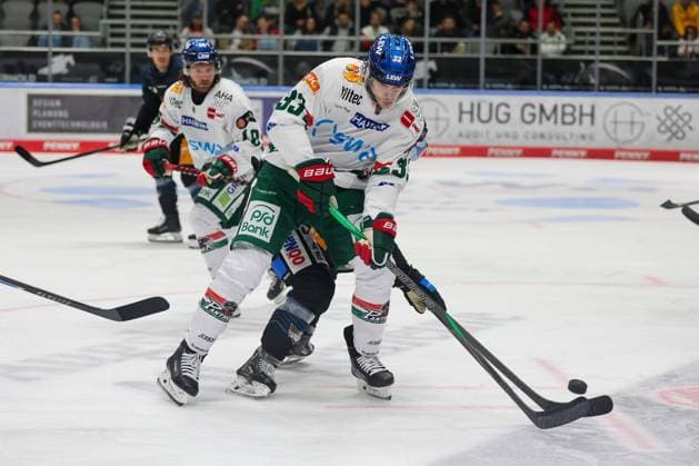 in duel, action, with Tim Wohlgemuth 33 Augsburger Panther , Augsburger Panther vs Steinbach Black Wings Linz, test match, ice hockey, 05 09 2025 Augsburg Bayern Germany Copyright: xkolbert-press DunjaxDietrichx