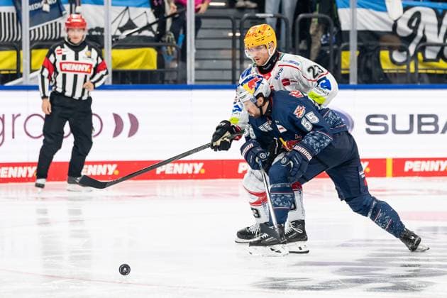 Fight for the puck duel between Max Goertz Fischtown Pinguins Bremerhaven, 23 and Fabio Wagner EHC Red Bull Muenchen, 55 GER, EHC Red Bull Muenchen vs Fischtown Pinguins Bremerhaven, Ice Hockey, DEL, Matchday 2, Season 2025 2026, 14 09 2025 GER, EHC Red Bull Muenchen vs Fischtown Pinguins Bremerhaven, Ice Hockey, DEL, Matchday 2, Season 2025 2026, 14 09 2025 Muenchen Copyright: xEibner-Pressefoto HeikexFeinerx EP_HFR