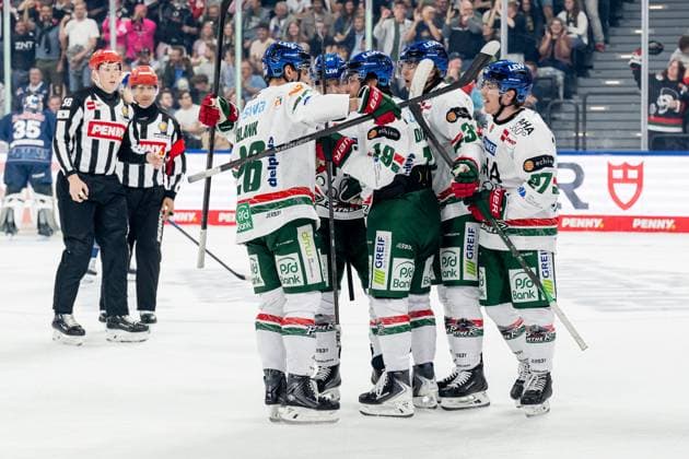 Alexander Blank Augsburger Panther, 26 , Thomas Jordan Trevelyan Augsburger Panther, 24 , Tim Wohlgemuth Augsburger Panther, 33 and Kyle Mayhew Augsburger Panther, 27 celebrate with Riley Damiani Augsburger Panther, 19 his goal for 0 1 GER, EHC Red Bull Muenchen vs Augsburger Panther, Ice Hockey, DEL, Matchday 3, Season 2025 2026, 19 09 2025 GER, EHC Red Bull Muenchen vs Augsburger Panther, Ice Hockey, DEL, Matchday 3, Season 2025 2026, 19 09 2025 Muenchen Copyright: xEibner-Pressefoto HeikexFeinerx EP_HFR