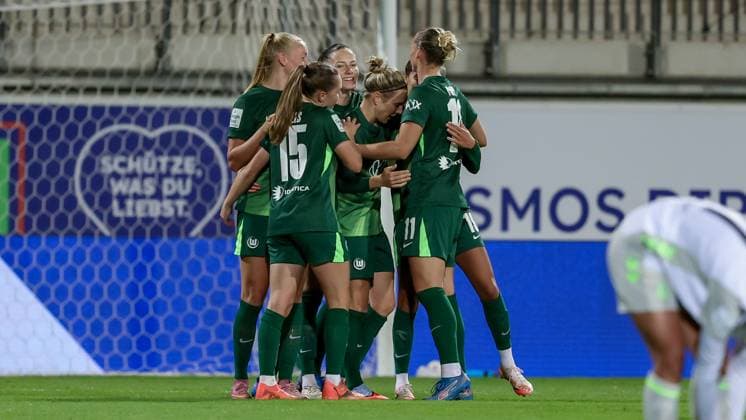 VfL Wolfsburg players with goal celebration, cheering, jubilant, optimistic, match scene, highlight, joy about the goal to 3 1, THE DFB REGULATIONS PROHIBIT ANY USE OF PHOTOGRAPHS AS IMAGE SEQUENCES AND OR QUASI VIDEO , 24 09 2025, Wolfsburg Germany , Football, Google Pixel Womens Bundesliga, VfL Wolfsburg SV Werder Bremen xobx
