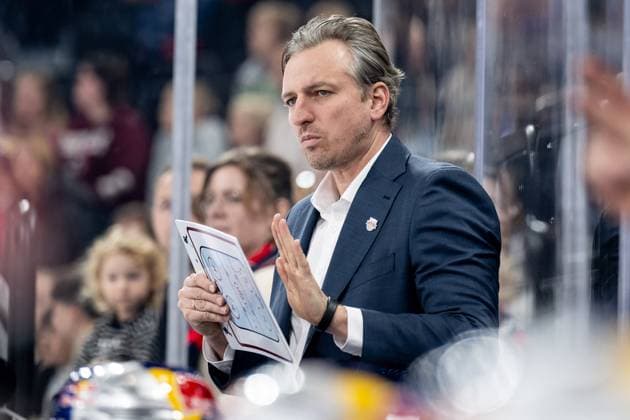 Max Kaltenhauser Co Coach, EHC Red Bull Muenchen with tactics board GER, EHC Red Bull Muenchen vs Iserlohn Roosters, Ice Hockey, DEL, Matchday 6, Season 2025 2026, 28 09 2025 GER, EHC Red Bull Muenchen vs Iserlohn Roosters, Ice Hockey, DEL, Matchday 6, Season 2025 2026, 28 09 2025 Muenchen Copyright: xEibner-Pressefoto HeikexFeinerx EP_HFR