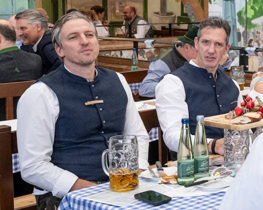 Max Kaltenhauser Co Coach, EHC Red Bull Muenchen and Rob Leask Co Coach, EHC Red Bull Muenchen at the beer table GER, EHC Red Bull Muenchen, ice hockey, DEL, team visit Oktoberfest Muenchen 2025, Hacker Festzelt, 29 09 2025 GER, EHC Red Bull Muenchen, ice hockey, DEL, team visit Oktoberfest Muenchen 2025, Hacker Festzelt, 29 09 2025 Muenchen Copyright: xEibner-Pressefoto HeikexFeinerx EP_HFR