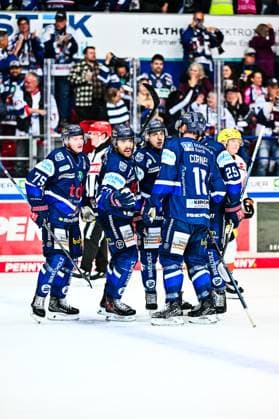 Goal celebration, jubilation, joy for goal scorer Colin Ugbekile Iserlohn Roosters, 79 Julian Napravnik Iserlohn Roosters, 75 Eric Cornel Iserlohn Roosters, 18 Daniel Fischbuch Iserlohn Roosters, 71 Jakub Borzecki Iserlohn Roosters, 29 , GER, Iserlohn Roosters vs Loewen Frankfurt, Ice Hockey, Penny DEL, Matchday 7, Season 2025 2026, 02 10 2025, GER, Iserlohn Roosters vs Loewen Frankfurt, Ice Hockey, Penny DEL, Matchday 7, Season 2025 2026, 02 10 2025 Iserlohn Copyright: xJonasxBrockmann Eibner-Pressefotx EP_JBN