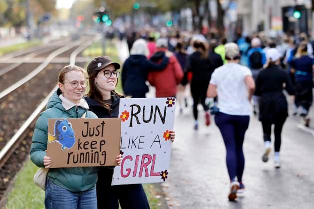 Participants in the 27 Generali Cologne Marathon 2025 run through Cologne city center Numerous spectators cheer on the runners with homemade posters Theme image, symbolic image Cologne, 05 10 2025 NRW Germany Copyright: xChristophxHardtx
