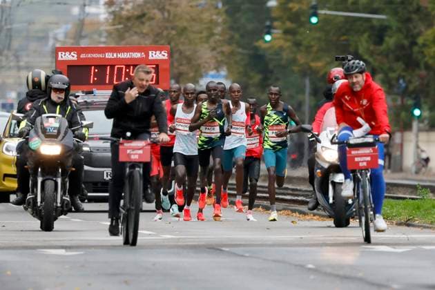 Participants in the 27 Generali Cologne Marathon 2025 run through Cologne city center The leading group around the eventual winner Barnaba Kipkoech l, white jersey runs along Aachener Straße Themed image, symbolic image Cologne, 05 10 2025 NRW Germany Copyright: xChristophxHardtx