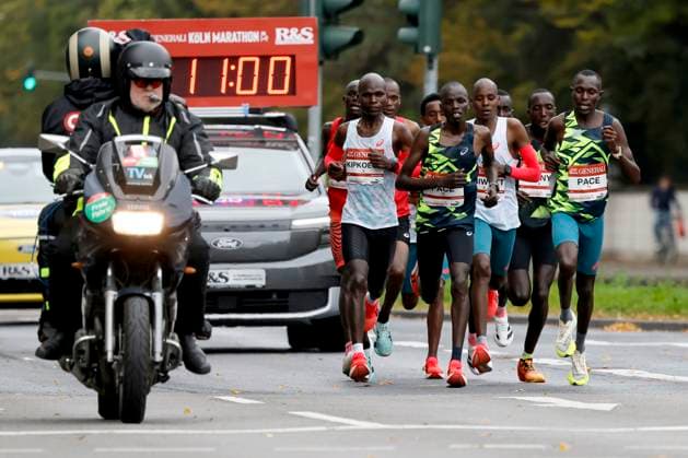 Participants in the 27 Generali Cologne Marathon 2025 run through Cologne city center The leading group around the eventual winner Barnaba Kipkoech l, white jersey runs along Aachener Straße Themed image, symbolic image Cologne, 05 10 2025 NRW Germany Copyright: xChristophxHardtx
