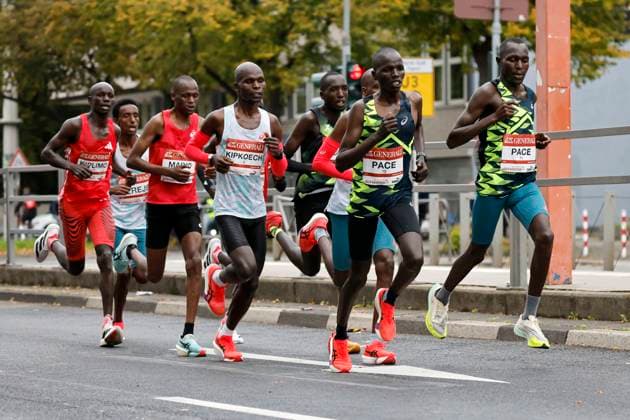 Participants in the 27 Generali Cologne Marathon 2025 run through Cologne city center The leading group around the eventual winner Barnaba Kipkoech l, white jersey runs along Aachener Straße Themed image, symbolic image Cologne, 05 10 2025 NRW Germany Copyright: xChristophxHardtx