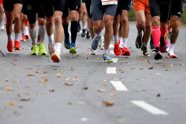 Participants in the 27 Generali Cologne Marathon 2025 run through Cologne city center Numerous spectators cheer on the runners with homemade posters Theme image, symbolic image Cologne, 05 10 2025 NRW Germany Copyright: xChristophxHardtx