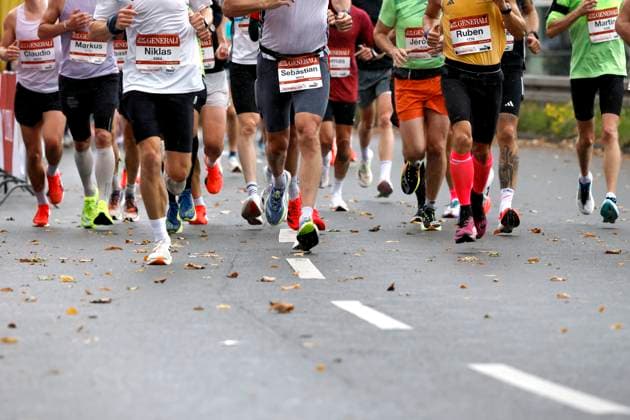 Participants in the 27 Generali Cologne Marathon 2025 run through Cologne city center Numerous spectators cheer on the runners with homemade posters Theme image, symbolic image Cologne, 05 10 2025 NRW Germany Copyright: xChristophxHardtx