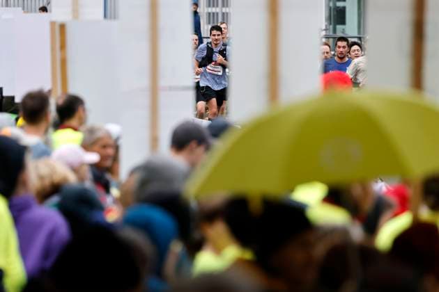 Participants in the 27 Generali Cologne Marathon 2025 run through Cologne city center Numerous spectators cheer on the runners with homemade posters Theme image, symbolic image Cologne, 05 10 2025 NRW Germany Copyright: xChristophxHardtx
