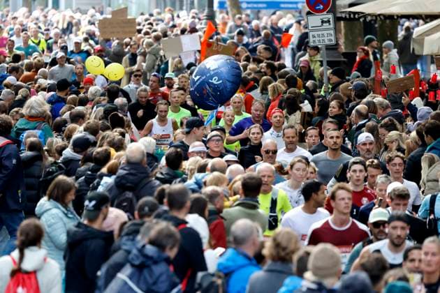 Participants in the 27 Generali Cologne Marathon 2025 run through Cologne city center Numerous spectators cheer on the runners with homemade posters Theme image, symbolic image Cologne, 05 10 2025 NRW Germany Copyright: xChristophxHardtx
